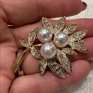 Elegant Leaf Brooch with White Pearls & White Crystals in Gold Tone Setting NEW